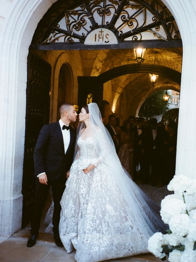 Celio Saab merupakan anak desainer haute couture, Elie Saab, yang dikenal dengan gaun cantik dengan siluet dan detail spektakulernya. Ayah Celia tentu memastikan menantunya tampil bak ratu di hari pernikahan. Foto: Instagram @patricksawaya