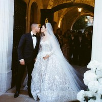 Celio Saab merupakan anak desainer haute couture, Elie Saab, yang dikenal dengan gaun cantik dengan siluet dan detail spektakulernya. Ayah Celia tentu memastikan menantunya tampil bak ratu di hari pernikahan. Foto: Instagram @patricksawaya