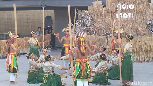 Pertunjukan salah satu tarian pada  peluncuran Tari Budaya: The Legend of Golo Mori Hill di The Golo Mori, Labuan Bajo, Minggu (20/7/2025).
