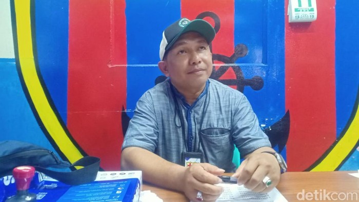 Perwakilan Divisi Humas PT Surya Pacific Indonesia, Ridwan Faluga saat diwawancara terkait kebakaran KM Barcelona.