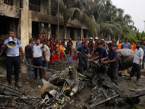 Warga Bangladesh Panik Saat Pesawat Latih Jatuh-Terbakar