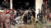 Dilansir Reuters, Senin (21/7/2025), seorang pejabat pemadam kebakaran mengatakan, setidaknya 19 orang tewas ketika sebuah pesawat latih angkatan udara Bangladesh jatuh di sebuah kampus perguruan tinggi dan sekolah di ibu kota Dhaka. Foto: REUTERS/Stringer