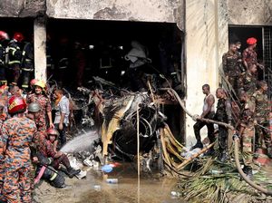 Pesawat Tempur Bangladesh Jatuh, 20 Orang Tewas-Warga Seperti Dengar Ledakan