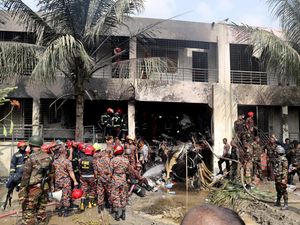 Penampakan Pesawat Latih Militer Jatuh di Kampus Dhaka, 19 Orang Tewas