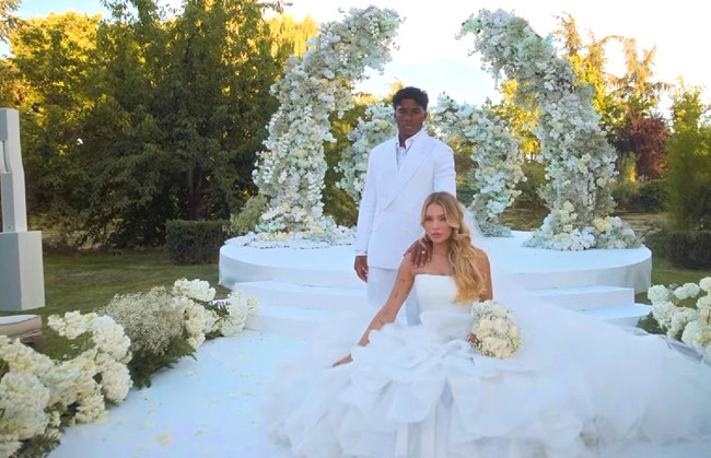 Penyerang asal Brasil yang baru berulang tahun ke-19 itu menggelar pesta pernikahannya dengan Gabriely Miranda di sebuah properti tepi danau di Spanyol. Pesta pernikahan yang digelar privat itu tampak mewah dengan dekorasi bunga putih.  Foto: Dok. Instagram @endrick @gabriely