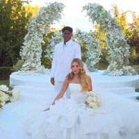 Penyerang asal Brasil yang baru berulang tahun ke-19 itu menggelar pesta pernikahannya dengan Gabriely Miranda di sebuah properti tepi danau di Spanyol. Pesta pernikahan yang digelar privat itu tampak mewah dengan dekorasi bunga putih.  Foto: Dok. Instagram @endrick @gabriely