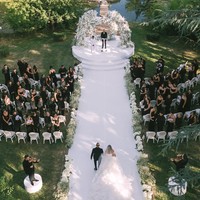 Pesta pernikahan Endrick dan Gabriely hanya dihadiri oleh keluarga serta teman dekat. Pesta digelar dengan dress code monokrom. Para tamu pun mengenakan pakaian serba hitam, sementara mempelai pria dan wanita tampil dengan busana pengantin putih yang senada dengan dekorasi bunga. Foto: Dok. Instagram @endrick @gabriely