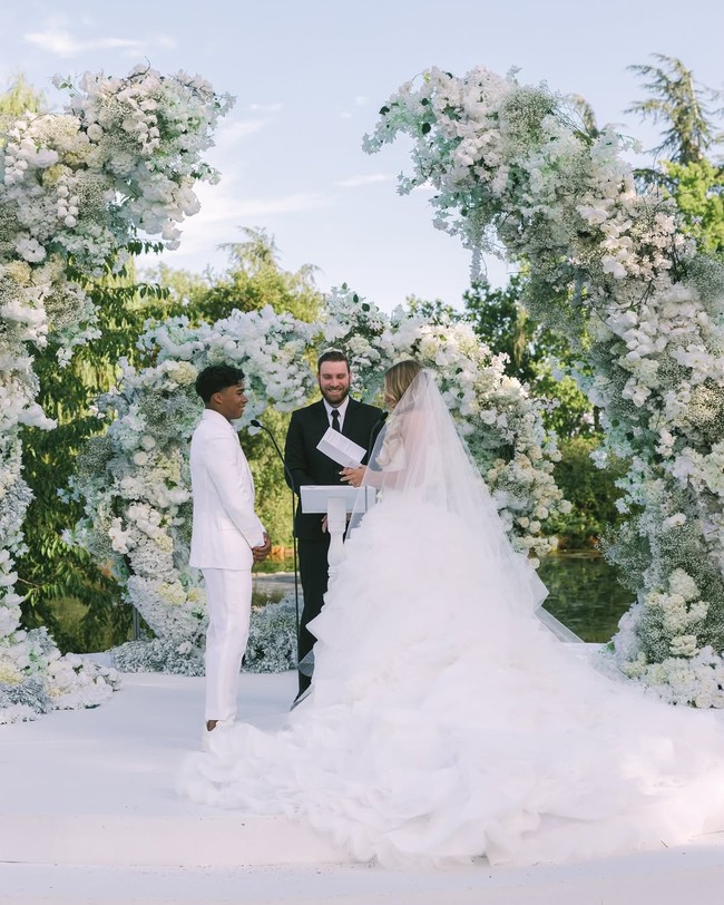 Seperti dikutip dari Goal, Endrick dan Gabriely menggelar resepsi 10 bulan setelah mereka resmi menikah pada September 2024. Foto: Dok. Instagram @endrick @gabriely