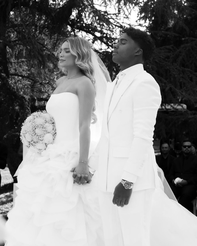 Pesta pernikahan Gabriely dan Endrick terungkap setelah keduanya mengunggah momen spesial itu ke Instagram. “Tuan Pessoa dan Nyonya Sousa 🤍 Dia telah menyiapkan setiap langkah. Hoje, mari kita berjalan bersama di altar-Nya,” tulis Miranda dalam keterangannya di Instagram @gabriely. Foto: Dok. Instagram @endrick @gabriely