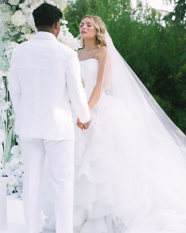 Endrick dan Gabriely pertama kali bertemu pada November 2023. Sebuah video viral di media sosial menunjukkan Endrick sedang melakukan wawancara, matanya melirik ke arah seorang gadis pirang cantik yang berjalan di dekatnya. Gadis itu tidak lain adalah Gabriely Miranda. Tak lama kemudian, mereka mulai berkencan tetapi memutuskan untuk merahasiakan hubungan mereka. Foto: Dok. Instagram @endrick @gabriely