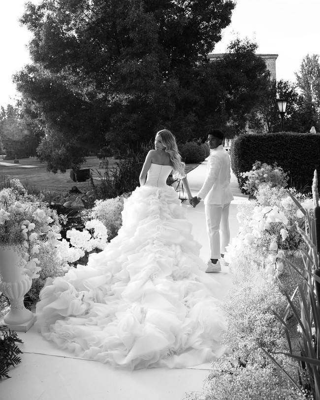 Gabriely juga mengunggah video resepsi pernikahannya dengan Endrick. Masih berusaha percaya bahwa semua ini nyata. Ini sedikit cuplikan dari hari terindah dalam hidup kami,” tulisnya di keterangan unggahannya. Foto: Dok. Instagram @endrick @gabriely