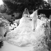 Gabriely juga mengunggah video resepsi pernikahannya dengan Endrick. Masih berusaha percaya bahwa semua ini nyata. Ini sedikit cuplikan dari hari terindah dalam hidup kami,” tulisnya di keterangan unggahannya. Foto: Dok. Instagram @endrick @gabriely