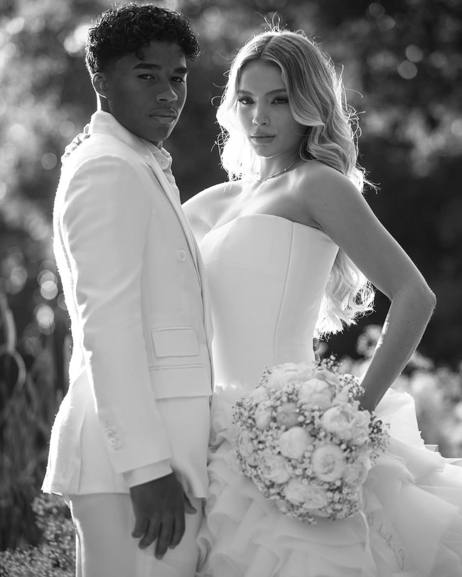 Pesepakbola dengan nama lengkap Endrick Felipe Moreira de Sousa ini membuat heboh pada September 2024 saat mengumumkan pernikahannya dengan model berusia lima tahun lebih tua darinya, Gabriely Miranda. Pernikahan Endrick dan Gabriely terjadi kurang dari setahun sejak mereka pertama kali bertemu.  Foto: Dok. Instagram @endrick @gabriely