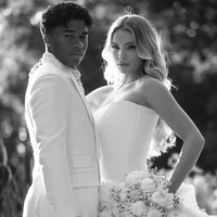 Pesepakbola dengan nama lengkap Endrick Felipe Moreira de Sousa ini membuat heboh pada September 2024 saat mengumumkan pernikahannya dengan model berusia lima tahun lebih tua darinya, Gabriely Miranda. Pernikahan Endrick dan Gabriely terjadi kurang dari setahun sejak mereka pertama kali bertemu.  Foto: Dok. Instagram @endrick @gabriely