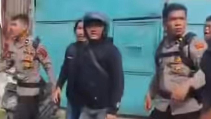Petugas kepolisian saat hendak mengamankan pelaku pencurian besi PT ARB. (Foto: Istimewa)