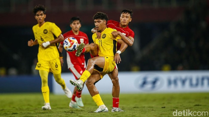 Timnas Indonesia U-23 ditahan imbang Malaysia tanpa gol di Piala AFF U-23 2025. Garuda Muda tetap lolos ke semifinal sebagai juara grup. Matchday pamungkas Grup A Piala AFF U-23 mempertemukan Indonesia vs Malaysia. Duel digelar di Stadion Utama Gelora Bung Karno, Jakarta, Senin (21/7/2025) malam WIB.