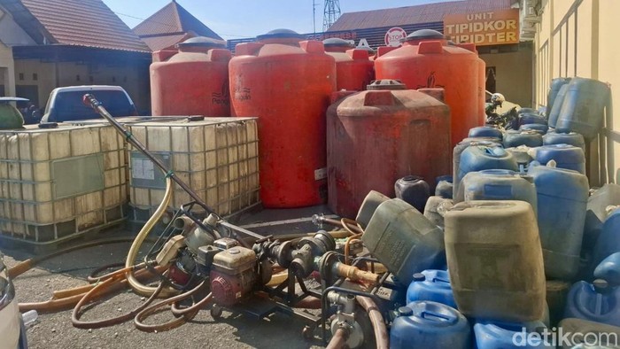 Polisi menggerebek lokasi penimbunan BBM bersubsidi di Pinrang, Sulsel. Truk tangki dan genset diamankan, penyelidikan masih berlanjut.