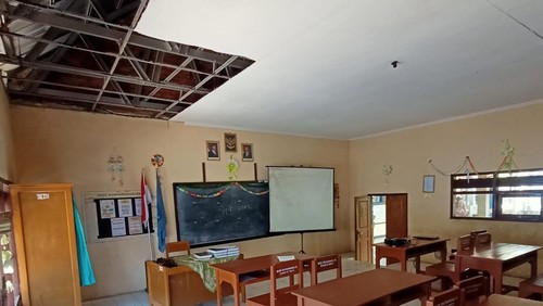 Plafon ruang kelas SDN 4 Sambirenteng, Kecamatan Tejakula, Buleleng, jebol. (Dok. SDN 4 Sambirenteng)