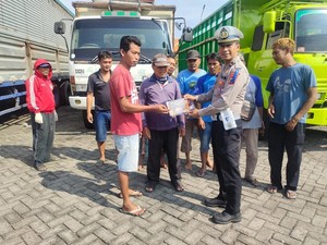 Polantas Menyapa di Mojokerto Periksa 25 Truk di Pabrik Karton