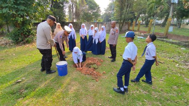 Polisi di Dumai menggencarkan kampanye penyelamatah hutan di lingkungan sekolah. Para siswa diajak menanam pohon, Senin (21/7/2025).