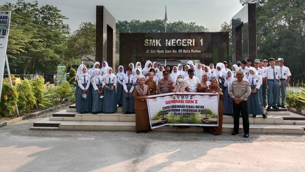 Polisi di Dumai menggencarkan kampanye penyelamatah hutan di lingkungan sekolah. Para siswa diajak menanam pohon, Senin (21/7/2025).