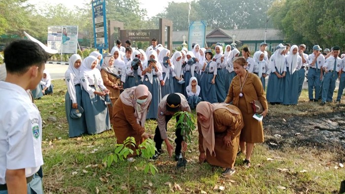 Polisi di Dumai menggencarkan kampanye penyelamatah hutan di lingkungan sekolah. Para siswa diajak menanam pohon, Senin (21/7/2025).