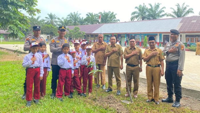 Polisi di Indragiri Hulu, Riau mengajak anak-anak SD menanam pohon, Senin (21/7/2025).