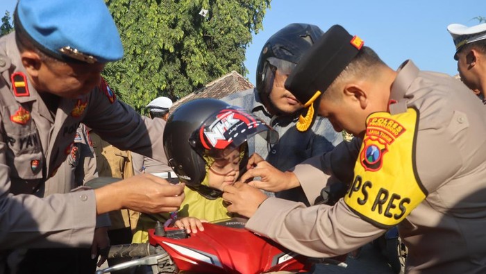 Polisi di Probolinggo pasangkan helm kepada siswa di bawah umur sebagai bentuk edukasi keselamatan berlalu lintas sejak dini.
