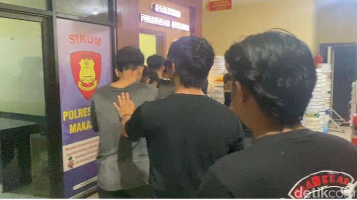 Polisi menangkap 17 anggota geng motor yang menyerang 5 warga di kecamatan Kota Makassar.