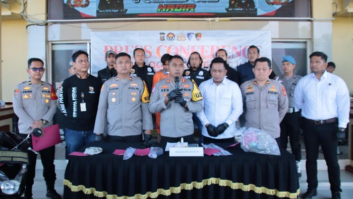 Polisi saat menghadirkan pelaku pembunuh wanita yang ditemukan dalam karung di OKI