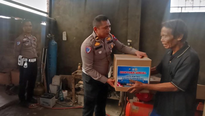 Slamet Subari menerima bantuan kaki palsu dari Satlantas Polres Jombang