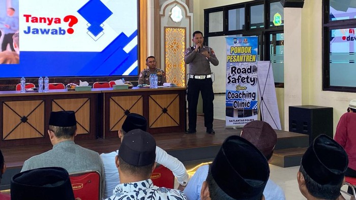 Ponpes Road Safety dan coaching clinic untuk santri di Pondok Pesantren Bayt Al-Hikmah, Kota Pasuruan.