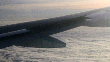 Menara CN Menjulang dari Awan Saat Mendekati Toronto Foto: Demilked