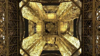 Menara Eiffel Dari Bawah Foto: Demilked