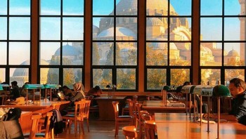 Pemandangan Indah dari Perpustakaan Universitas Istanbul, Masjid Biru – Istanbul Foto: Demilked