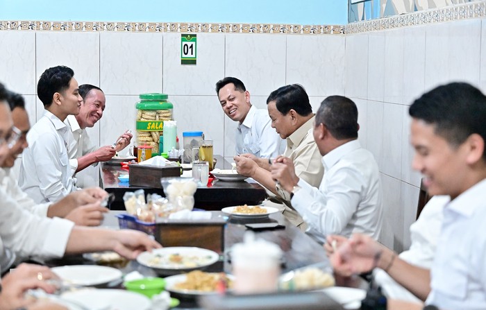 Presiden Prabowo Subianto bersama Wapres Gibran Rakabuming Raka dan Presiden ke-7 Joko Widodo makan bersama di warung bakmi Jawa Solo, Minggu (20/7/2025).