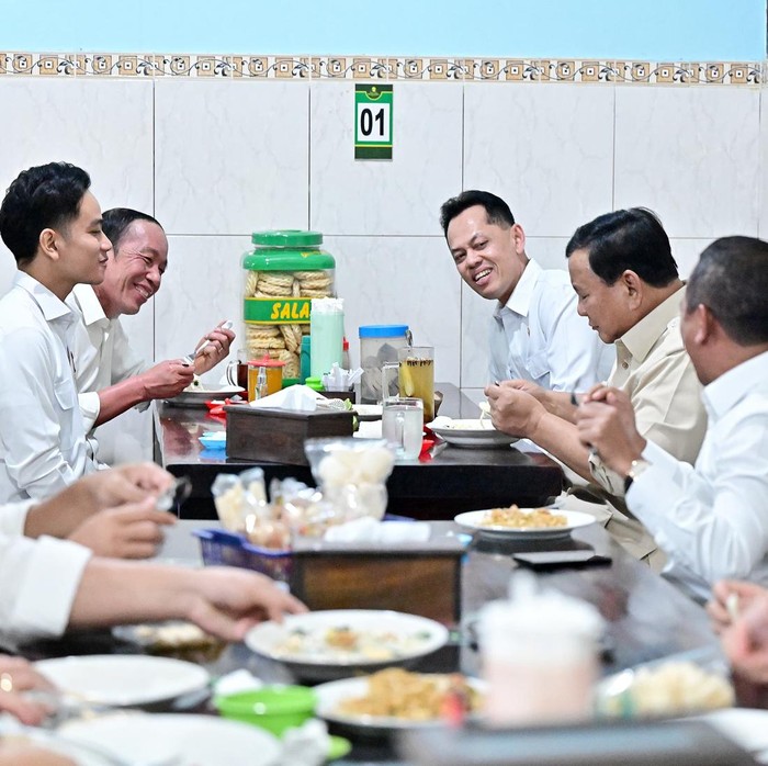 Presiden Prabowo Subianto bersama Wapres Gibran Rakabuming Raka dan Presiden ke-7 Joko Widodo makan bersama di warung bakmi Jawa Solo, Minggu (20/7/2025).