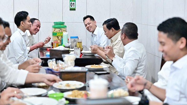 Potret Prabowo-Jokowi-Gibran Semeja Saat Makan Bakmi Jawa di Solo