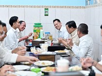 Potret Prabowo, Jokowi dan Gibran Makan Bersama di Warung Bakmi Jawa Solo