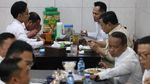 Potret Prabowo, Jokowi dan Gibran Makan Bersama di Warung Bakmi Jawa Solo