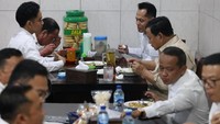 Gibran duduk di samping Jokowi. Di hadapan keduanya ada Prabowo dan Kepala Badan Pengendalian Pembangunan dan Investigasi Khusus (BAPPISUS) Aris Marsudiyanto.