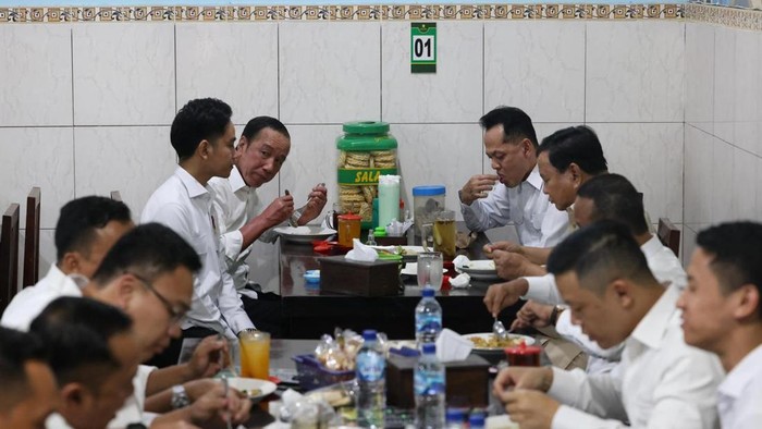Potret Prabowo, Jokowi-Gibran Makan Bersama di Warung Bakmi Jawa Solo Presiden Prabowo Subianto bersama Wapres Gibran Rakabuming Raka dan Presiden ke-7 Joko Widodo makan bersama di warung bakmi Jawa Solo, Minggu (20/7/2025).