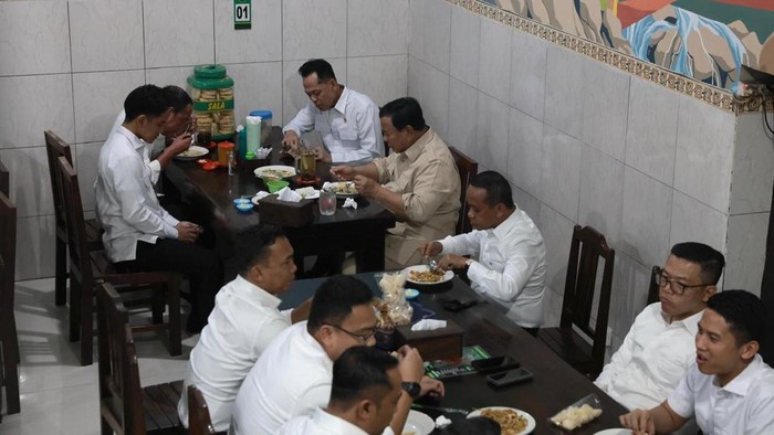 Potret Prabowo, Jokowi-Gibran Makan Bersama di Warung Bakmi Jawa Solo Presiden Prabowo Subianto bersama Wapres Gibran Rakabuming Raka dan Presiden ke-7 Joko Widodo makan bersama di warung bakmi Jawa Solo, Minggu (20/7/2025).