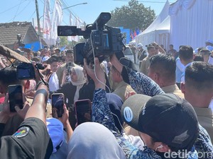 Prabowo Hampiri Warga Usai Luncurkan KDMP, Langsung Jadi Rebutan Foto