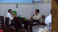 Usai menghadiri Kongres PSI, Prabowo makan bersama dengan Jokowi, Gibran, dan anggota Kabinet Merah Putih lain di Kedai Bakmi Bu Citro Solo 1. (Foto: Dok. Tim Media Presiden)
