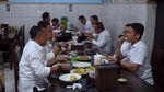 Potret Prabowo-Jokowi-Gibran Semeja Saat Makan Bakmi Jawa di Solo
