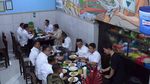Potret Prabowo-Jokowi-Gibran Semeja Saat Makan Bakmi Jawa di Solo