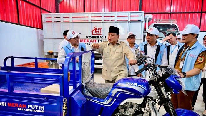 Prabowo meninjau Koperasi Desa Merah Putih di Klaten, Jawa Tengah.