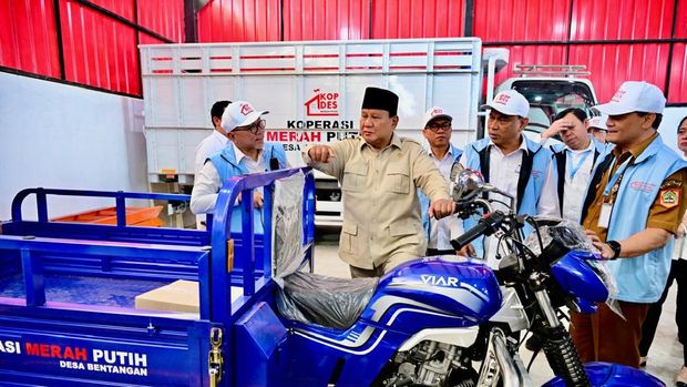 Prabowo meninjau Koperasi Desa Merah Putih di Klaten, Jawa Tengah.