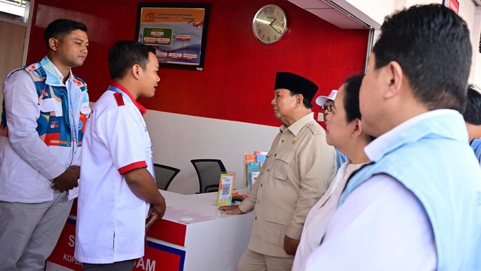 Prabowo meninjau Koperasi Desa Merah Putih di Klaten, Jawa Tengah.